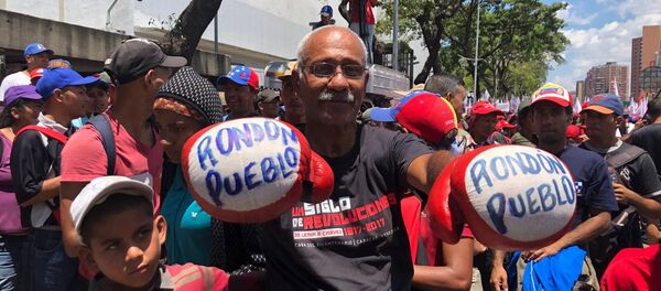 Manifestante de la marcha chavista convocada en Venezuela el 6 de abril de 2019 Manifestante de la marcha chavista convocada en Venezuela el 6 de abril de 2019 - Sputnik International