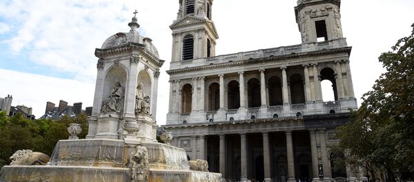 Relatives and friends arrive at the Saint-Sulpice church to attend the funeral of late actress Mireille Darc on September 1, 2017 in Paris. Relatives and friends arrive at the Saint-Sulpice church to attend the funeral of late actress Mireille Darc on September 1, 2017 in Paris. - Sputnik International