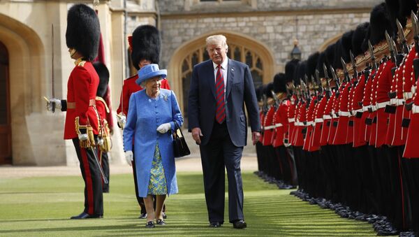 U.S. President Donald Trump with Queen Elizabeth II, inspects the Guard of Honour at Windsor Castle in Windsor, England, Friday, July 13, 2018 - Sputnik International