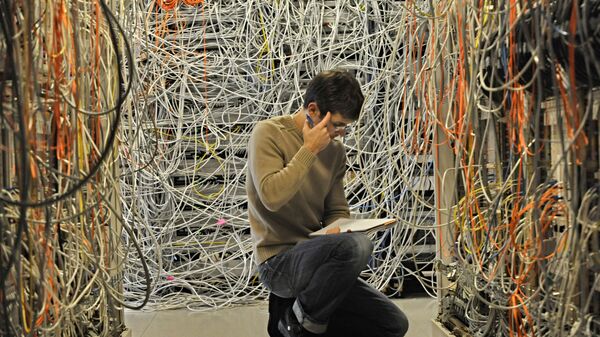 engineer checks network telecommunication cables - Sputnik International