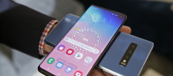 In this 19 February 2019 photo, the wireless power charging feature for the new Samsung Galaxy S10 smartphones is demonstrated during a product preview in San Francisco. - Sputnik International