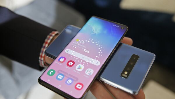 In this 19 February 2019 photo, the wireless power charging feature for the new Samsung Galaxy S10 smartphones is demonstrated during a product preview in San Francisco. - Sputnik International