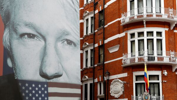 A truck carrying a poster relating to WikiLeaks founder Julian Assange is driven away from the Ecuadorian embassy, where Julian Assange is staying, in London, Britain April 5, 2019 - Sputnik International