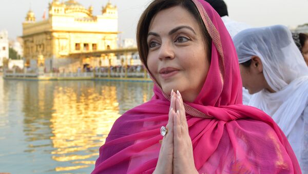 Indian businessman woman and Mumbai Indians team owner Nita Ambani (C) pay respect at the Sikh Shrine Golden Temple in Amritsar on March 30,2019 - Sputnik International