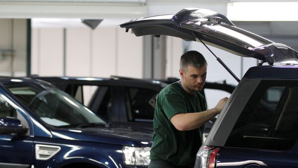 Workers examine Land Rover Freelander vehicles as they come off the production line at Jaguar Land Rover's Halewood assembly plant in Liverpool - Sputnik International