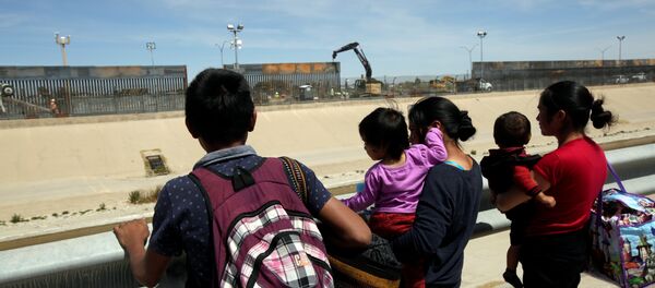 Migrants from Central America are seen before crossing illegally to the United States to turn themselves in to request asylum to U.S. Customs and Border Protection (CBP) officials in El Paso, Texas, in this picture taken from Ciudad Juarez, Mexico April 2, 2019 - Sputnik International