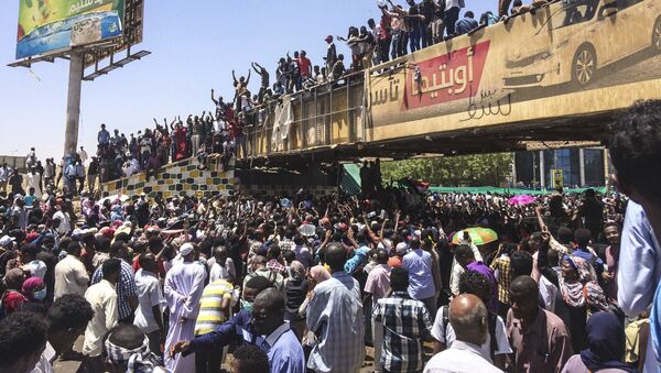 Protesters rally in front of the military headquarters in the capital Khartoum, Sudan, Monday, April 8, 2019 - Sputnik International