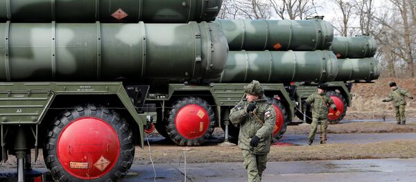 Russian servicemen stand next to a new S-400 Triumph surface-to-air missile system after its deployment at a military base outside the town of Gvardeysk near Kaliningrad, Russia March 11, 2019 - Sputnik International