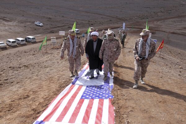 Iran's Revolutionary Guards Step on US and Israeli Flags - Sputnik International