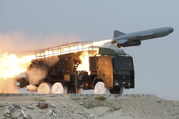 Iran's Revolutionary Guard Launch Missiles During Military Maneuvers - Sputnik International