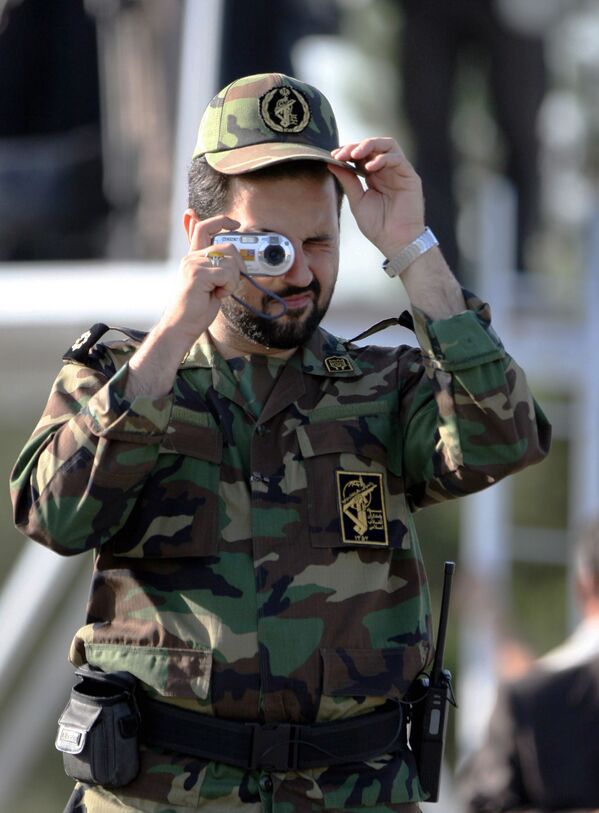 A Member of Iran's Revolutionary Guards Takes a Snapshot During Large-scale Military Parades - Sputnik International