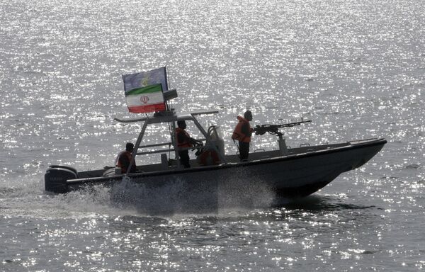 Iranian Revolutionary Guard Ride Speedboat - Sputnik International