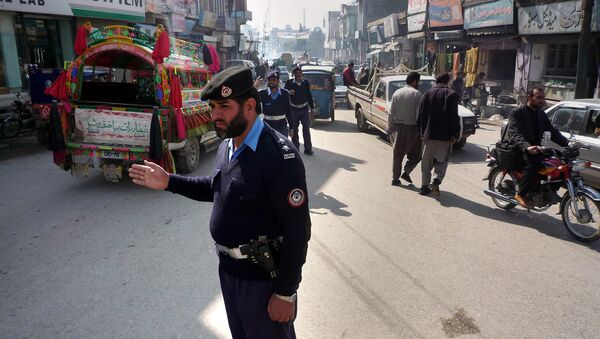 Pakistani traffic police officers control the traffic at a busiest road in Mingora, the main town of Swat Valley (File) - Sputnik International