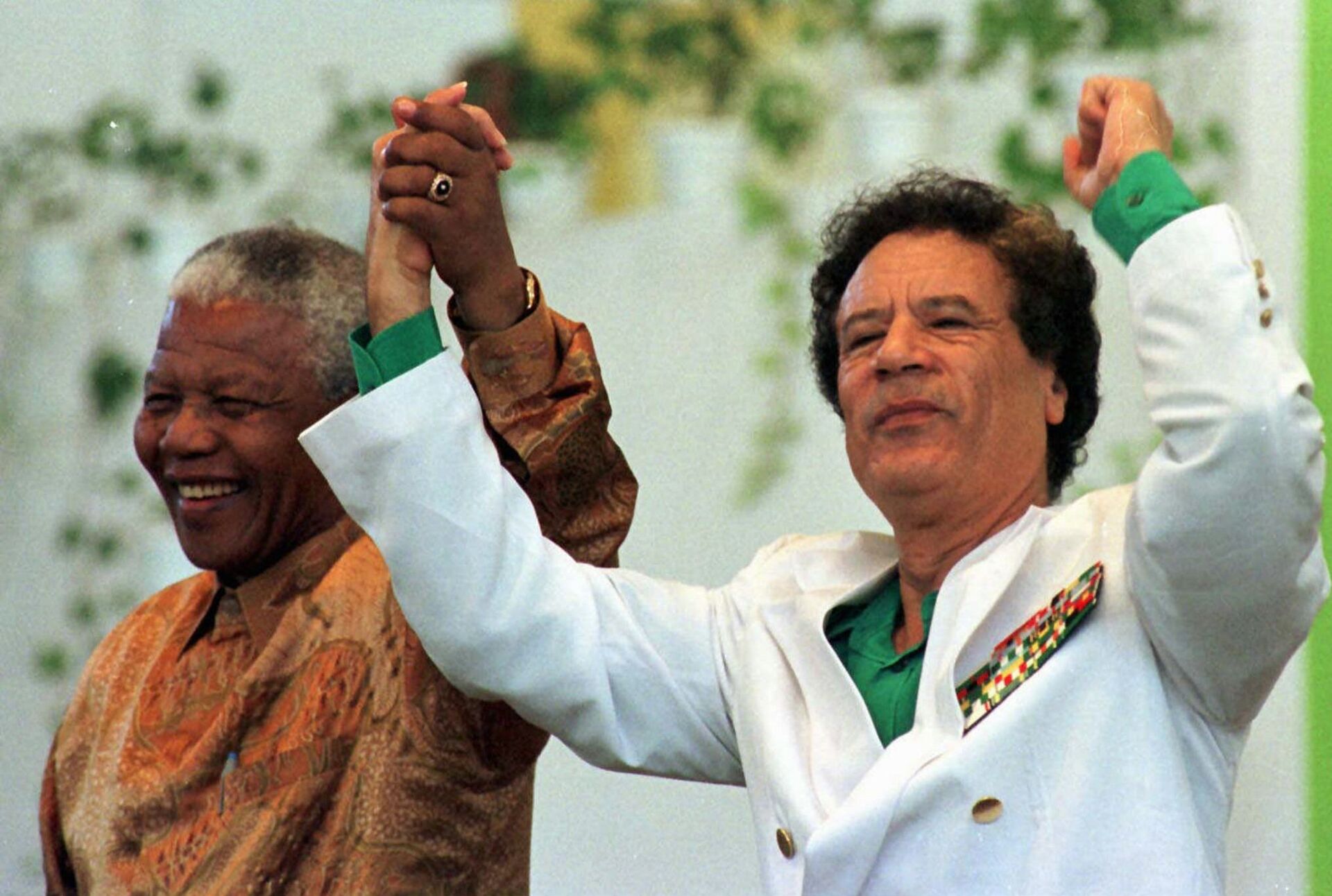 Muammar Gaddafi and Nelson Mandela, file photo. - Sputnik International, 1920, 24.08.2022