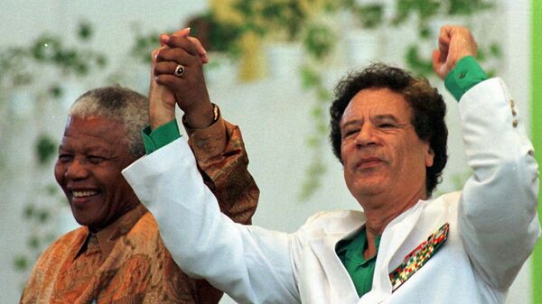 Muammar Gaddafi and Nelson Mandela, file photo. - Sputnik International