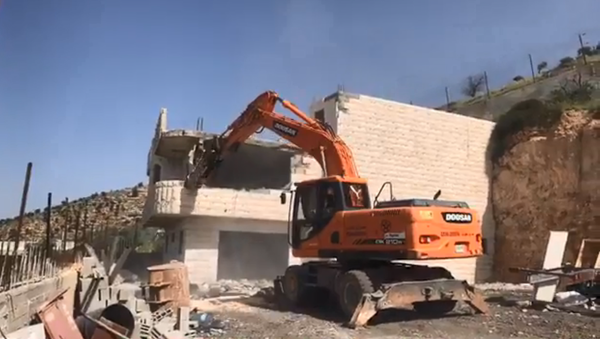 The Palestinian Zreina family is forced by the IDF to demolish their own family home in Bin Ouna, West Bank - Sputnik International
