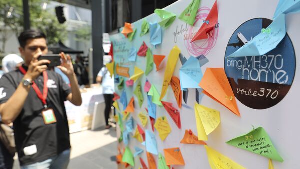 A journalist takes a photo of a condolence message board during a Day of Remembrance for MH370 event in Kuala Lumpur, Malaysia, Sunday, 3 March 2019 - Sputnik International
