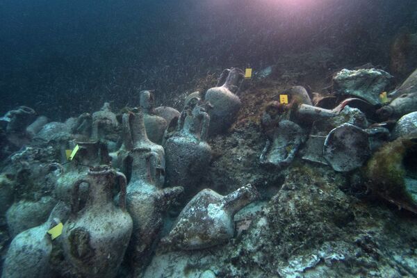 In this photo taken on Sunday, April 7, 2019, ancient amphoras lie at the bottom of the sea from a 5th Century B.C. shipwreck, the first ancient shipwreck to be opened to the public in Greece, including to recreational divers who will be able to visit the wreck itself, near the coast of Peristera, Greece. In this photo taken on Sunday, April 7, 2019, ancient amphoras lie at the bottom of the sea from a 5th Century B.C. shipwreck, the first ancient shipwreck to be opened to the public in Greece, including to recreational divers who will be able to visit the wreck itself, near the coast of Peristera, Greece. - Sputnik International