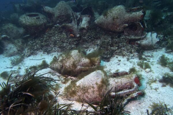 In this photo taken on Sunday, April 7, 2019, ancient amphoras lie at the bottom of the sea from a 5th Century B.C. shipwreck, the first ancient shipwreck to be opened to the public in Greece, including to recreational divers who will be able to visit the wreck itself, near the coast of Peristera, Greece. In this photo taken on Sunday, April 7, 2019, ancient amphoras lie at the bottom of the sea from a 5th Century B.C. shipwreck, the first ancient shipwreck to be opened to the public in Greece, including to recreational divers who will be able to visit the wreck itself, near the coast of Peristera, Greece. - Sputnik International