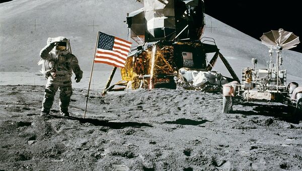 US cosmonaut James Irwin standing by the US flag waves on the moon during the Apollo 15 lunar mission on August 11, 1971 - Sputnik International