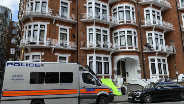 A police van parked outside the Ecuadorian Embassy in London, after WikiLeaks founder Julian Assange was arrested by officers from the Metropolitan Police and taken into custody Thursday April 11, 2019 - Sputnik International