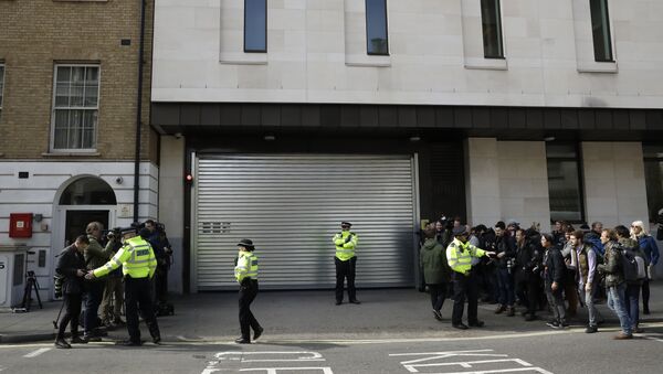 Police clear the way of waiting media outside Westminster magistrates court in London, Thursday, April 11, 2019 - Sputnik International