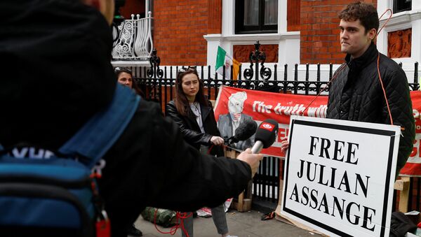 A supporter of WikiLeaks founder Julian Assange talks to the media, after Assange was arrested by British police, outside the Ecuadorian embassy in London, Britain, April 11, 2019 - Sputnik International