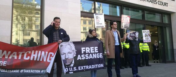 People are seen outside Westminster magistrates court in London, Thursday, April 11, 2019 People are seen outside Westminster magistrates court in London, Thursday, April 11, 2019 - Sputnik International