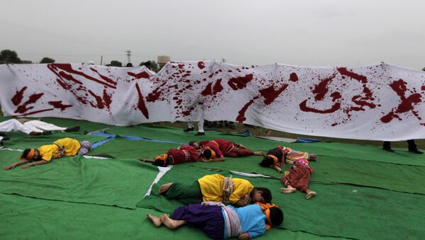 Artists reenact a scene from the 1919 Jallianwala Bagh massacre during a Special Olympics held by the survivors of the deadly 1984 Bhopal gas leak in an effort to shame Olympic sponsor Dow Chemical Co. on the eve of the London Games in Bhopal, India, Thursday, July 26, 2012 - Sputnik International