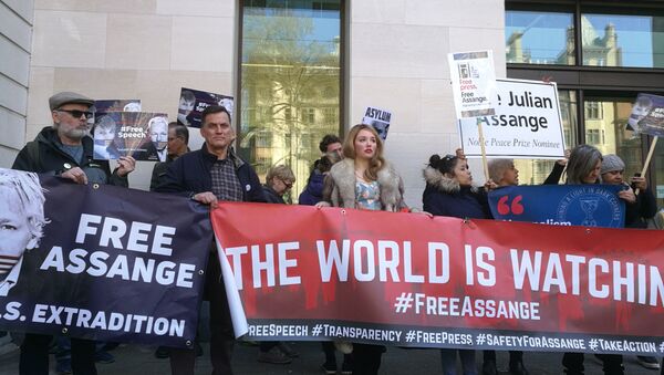 Protesters rally in front of the Westminster Magistrate's Courthouse in London in support of Wikileaks founder Julian Assange - Sputnik International