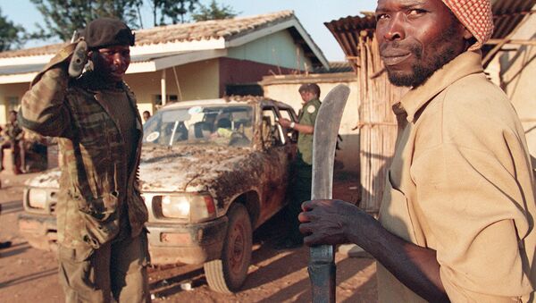An armed Rwandan soldier and a member of the Interahamwe carrying a machete are seen in Gitarama during the genocide - Sputnik International