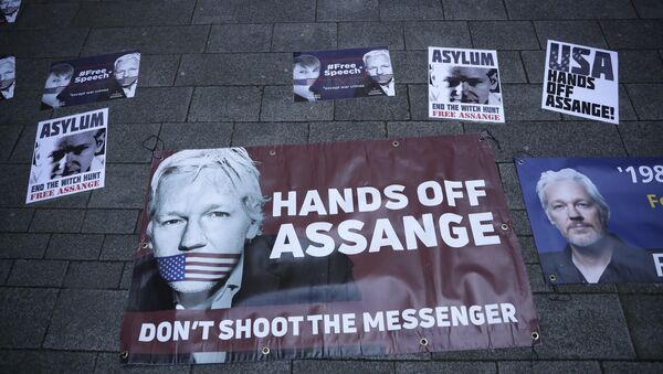 Banners in support of WikiLeaks founder Julian Assange are displayed outside a Westminster magistrates court where he was appearing in London, 11 April 2019.  - Sputnik International