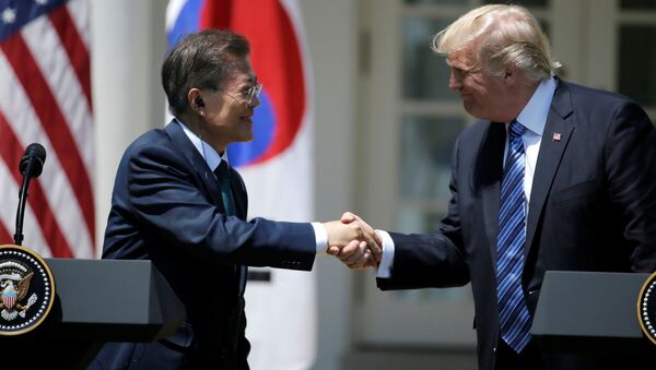 U.S. President Donald Trump (R) greets South Korean President Moon Jae-in - Sputnik International