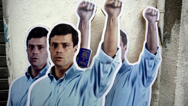Supporters placed life-size cardboard cutouts of opposition leader Leopoldo Lopez outside the Justice Palace as the trial against Lopez for inciting violence at anti-government protests began, in Caracas, Venezuela, Wednesday, July 23, 2014 - Sputnik International