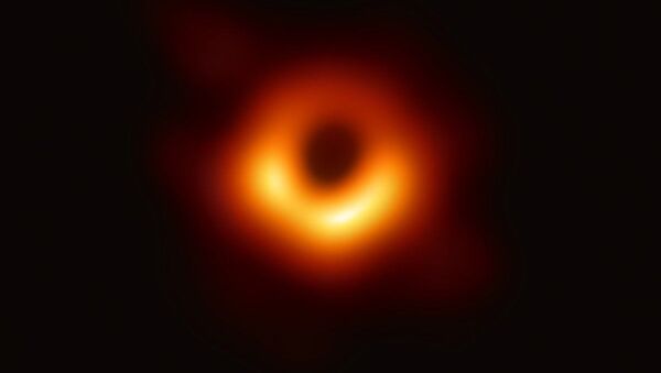 Изображение черной дыры в центре галактики M87, полученное с помощью телескопа Event Horizon Telescope - Sputnik International