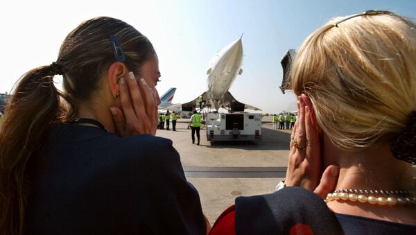 Crew's members of the last Air France Concorde flight to New York protect their ears during a motor check up before the takeoff 30 May 2003 at Charles de Gaulle airport outside Paris - Sputnik International