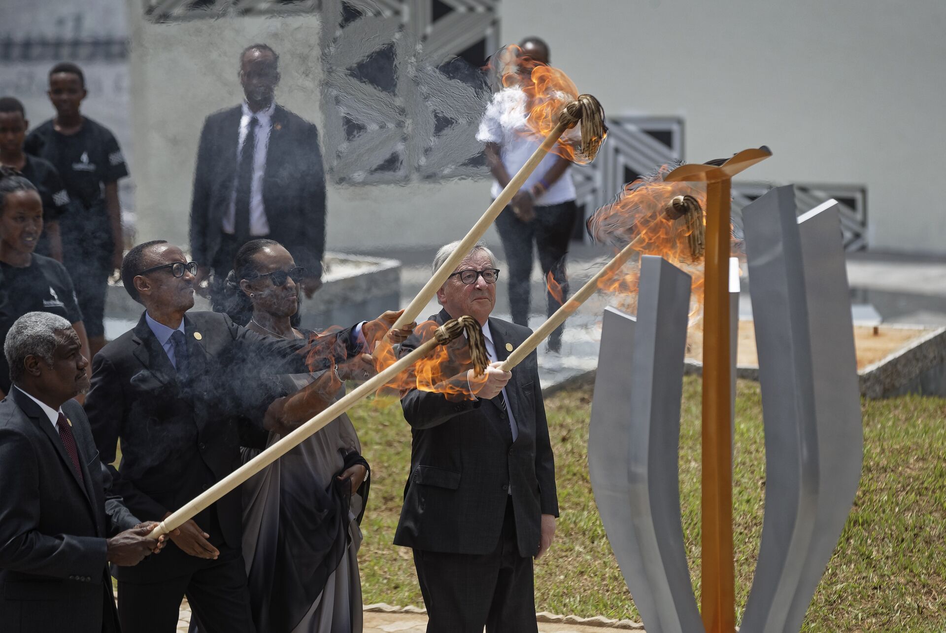 From left to right, Chairperson of the African Union Commission Moussa Faki Mahamat, Rwanda's President Paul Kagame, Rwanda's First Lady Jeannette Kagame, and President of the European Commission Jean-Claude Juncker, light the flame of remembrance at the Kigali Genocide Memorial in Kigali, Rwanda, Sunday, April 7, 2019.  - Sputnik International, 1920, 29.09.2022