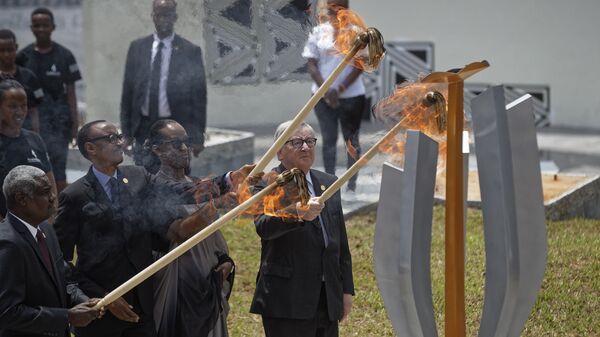 From left to right, Chairperson of the African Union Commission Moussa Faki Mahamat, Rwanda's President Paul Kagame, Rwanda's First Lady Jeannette Kagame, and President of the European Commission Jean-Claude Juncker, light the flame of remembrance at the Kigali Genocide Memorial in Kigali, Rwanda, Sunday, April 7, 2019. - Sputnik International