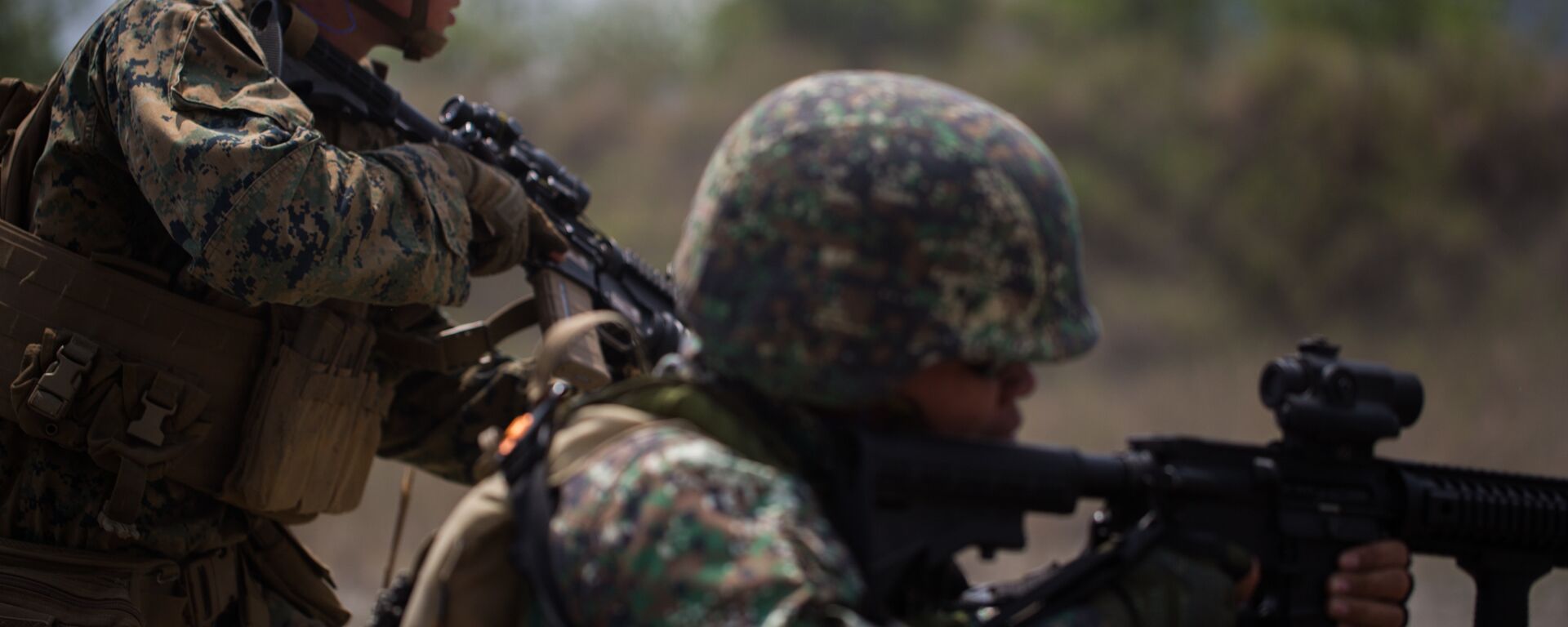 U.S. Marines serving with 3rd Battalion, 6th Marine Regiment and Philippine Marines serving with 58th Marine Corps, 8th Marine Battalion, engage targets on a live-fire range at Colonel Ernesto Ravina Air Base, Philippines, April 6, 2019, during Exercise Balikatan. - Sputnik International, 1920, 27.04.2025