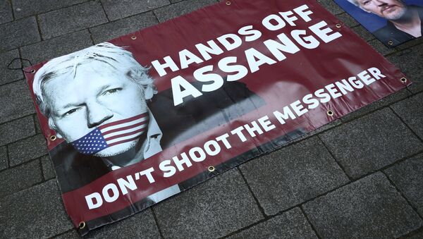 Banners in support of arrested WikiLeaks founder Julian Assange are seen on the pavement in front of Westminster Magistrates Court in London - Sputnik International