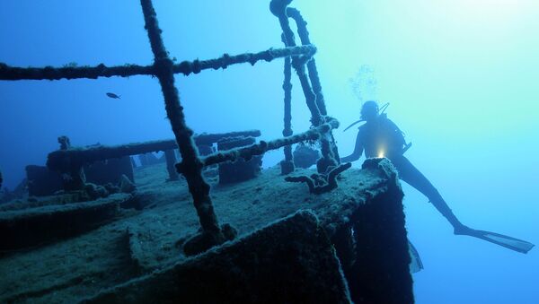 A Turkish diver passes by the wreckage of a ship located off the city of Kas in the Mediterranean sea, 11 June 2004. This area is a world-known site for divers and archaeologists, interested in the scores of ship wreckages lying on the seabed - Sputnik International
