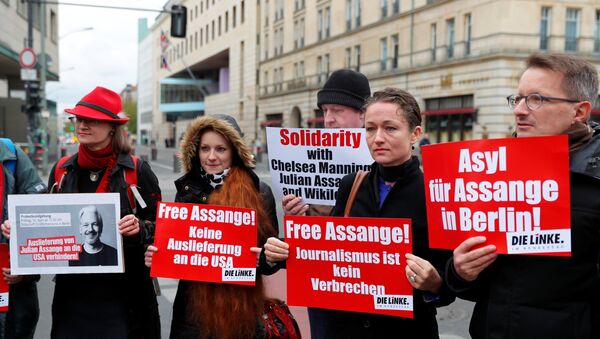 Supporters of WikiLeaks founder Julian Assange protest against his arrest, near the British embassy in Berlin, Germany April 12, 2019. The signs read: No extradition to the U.S., Journalism is not a crime and Asylum for Assange in Berlin. - Sputnik International