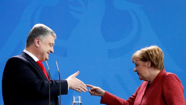 German Chancellor Angela Merkel and Ukrainian President Petro Poroshenko gesture as they leave after a joint news conference in Berlin - Sputnik International