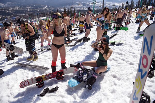 Attendees Participate in Largest Descent From Mountains Wearing Swimsuits During GrelkaFest - Sputnik International