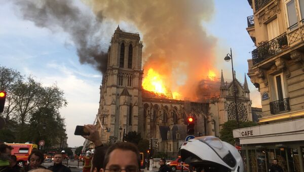 The cathedral of Notre-Dame in Paris in flames. - Sputnik International