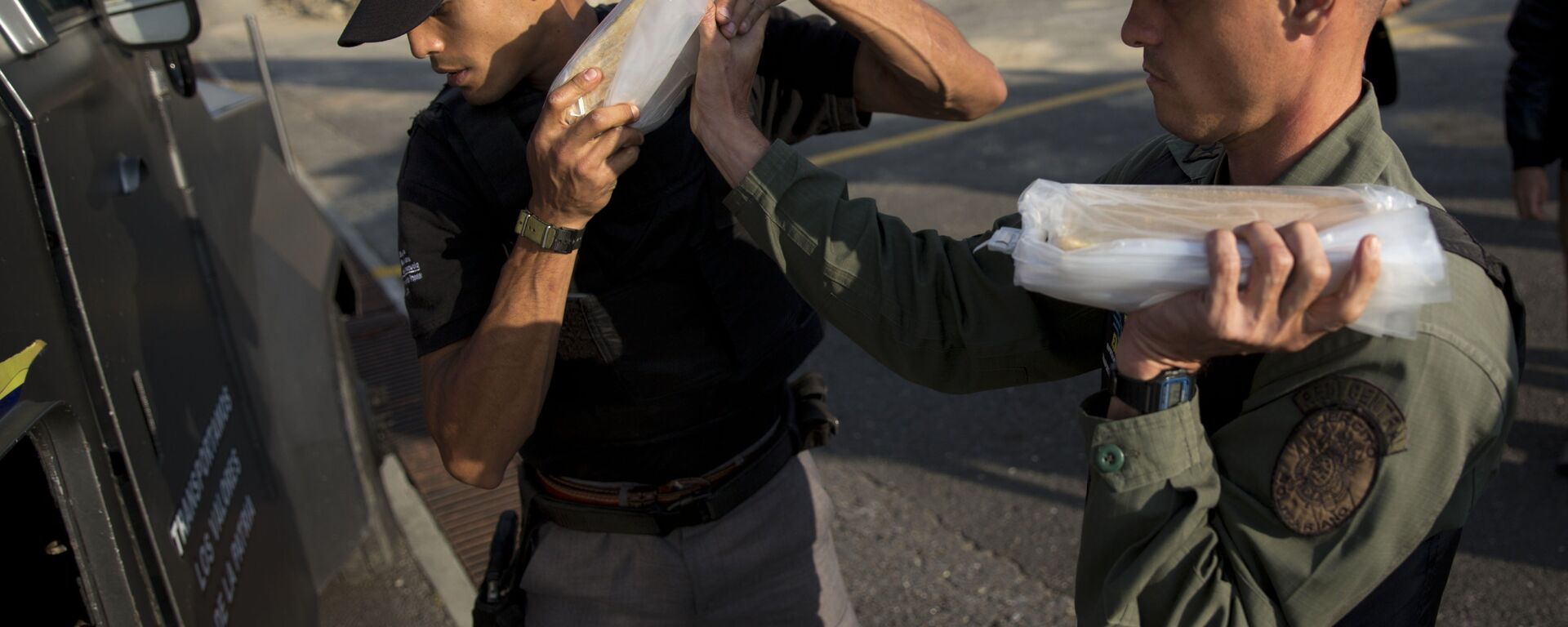 Members of a military agency that transports valuables put gold bars into an armored vehicle to be taken to Venezuela's Central Bank, at the Carlota military airport in Caracas, Venezuela, Thursday, March 1, 2018 - Sputnik International, 1920, 10.08.2020