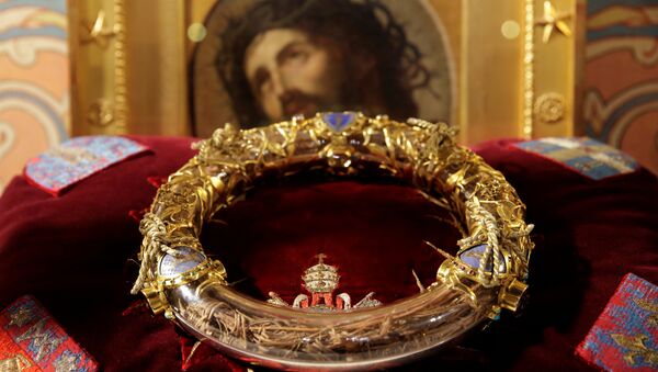 The Holy Crown of Thorns is displayed during a ceremony at Notre Dame Cathedral in Paris (File) - Sputnik International