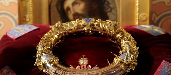 The Holy Crown of Thorns is displayed during a ceremony at Notre Dame Cathedral in Paris (File) - Sputnik International