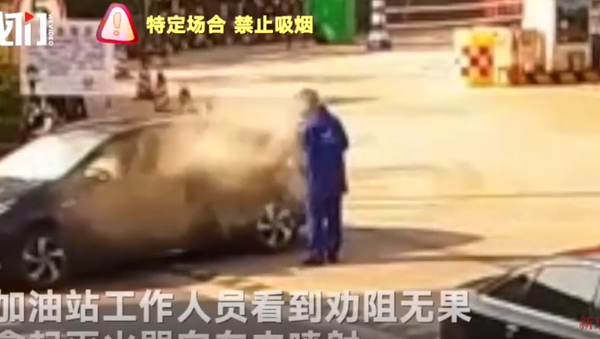 Man Sprayed With Fire Extinguisher for Smoking Near Chinese Gas Station - Sputnik International