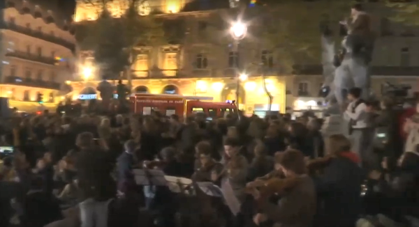 A fire truck passing the Notre Dame vigil in Paris is greeted with cheers A fire truck passing the Notre Dame vigil in Paris is greeted with cheers - Sputnik International
